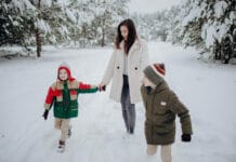 Dlaczego dzieci lepiej zapamiętują wspólne zimowe wyjazdy niż prezenty?