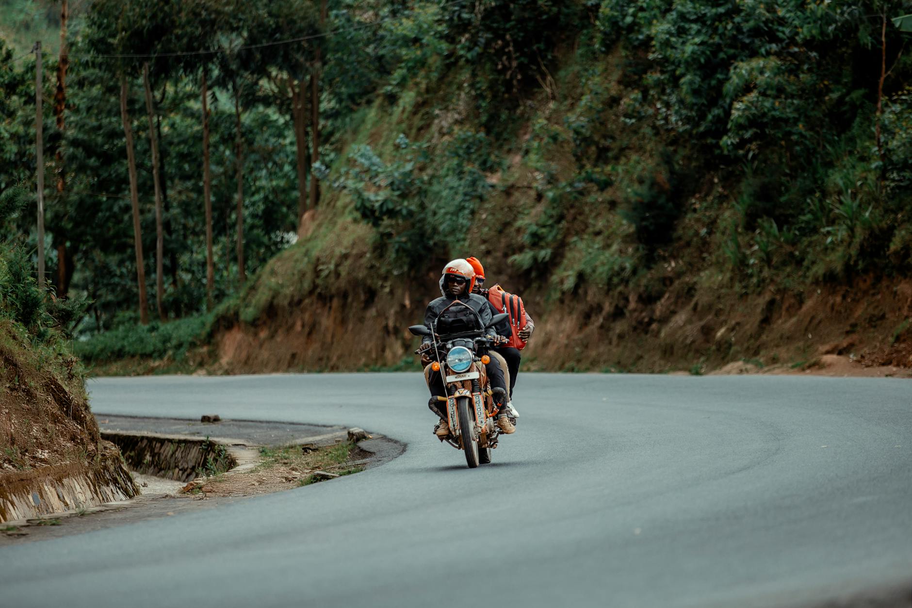 Wasze historie z drogi: czytelnicy opowiadają o podróżach, które wszystko zmieniły – od pierwszych rodzinnych wyjazdów po odważne samotne wyprawy Dwóch motocyklistów jedzie krętą górską szosą wśród zieleni