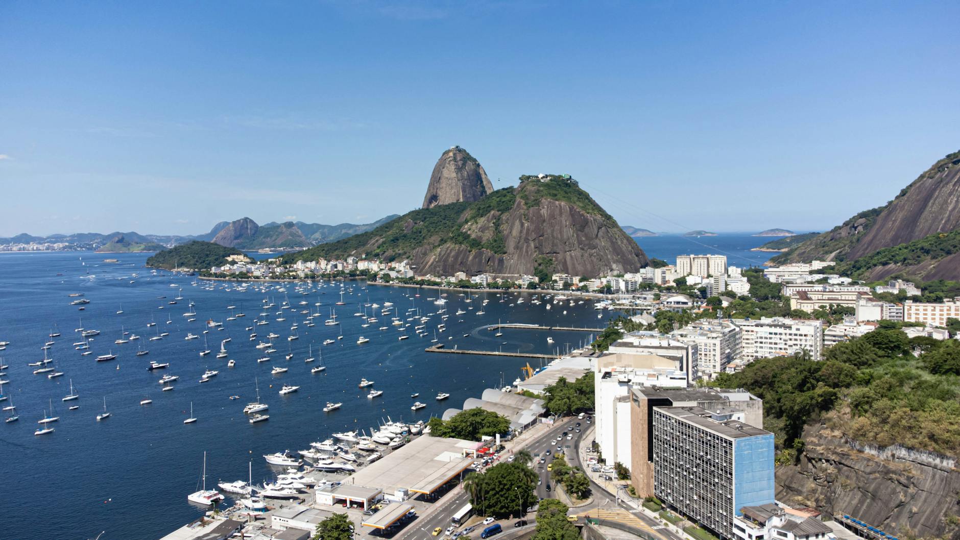 Góra Sugarloaf i żaglówki na zatoce w słoneczny dzień w Rio de Janeiro
