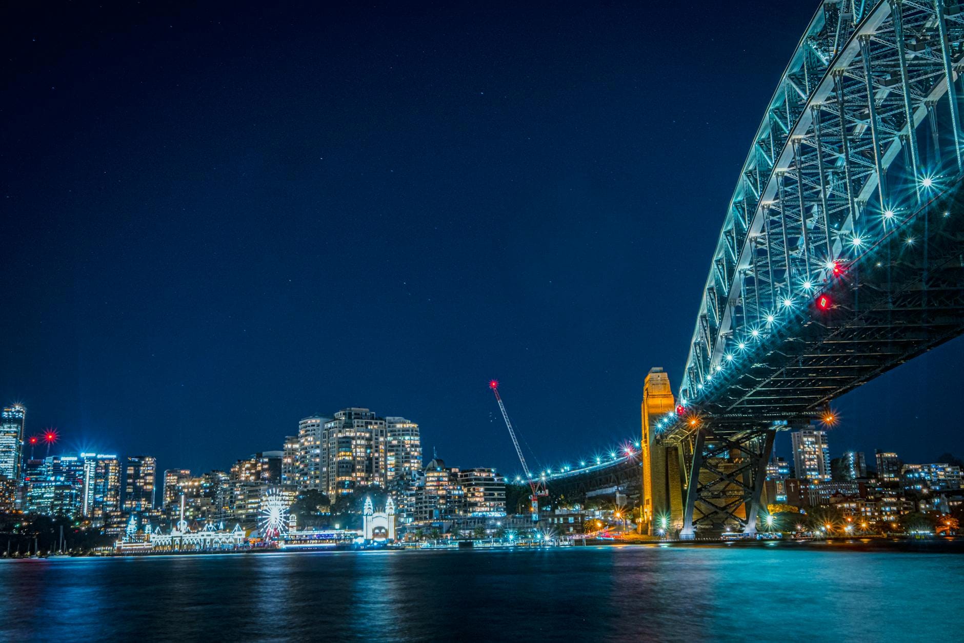 Nocne ujęcie mostu Sydney Harbour Bridge i panoramy miasta