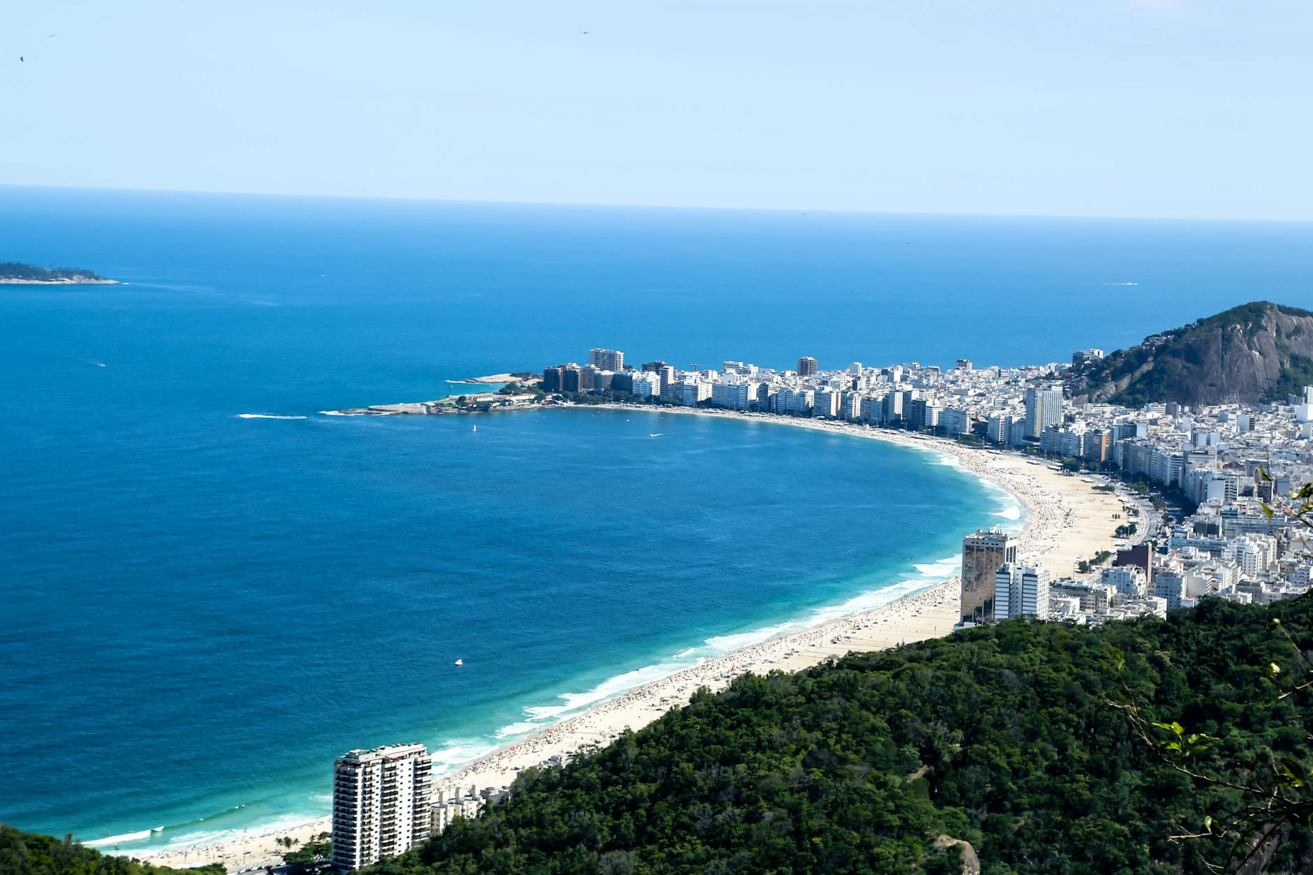 Plaża Copacabana z lotu ptaka i panorama Rio de Janeiro