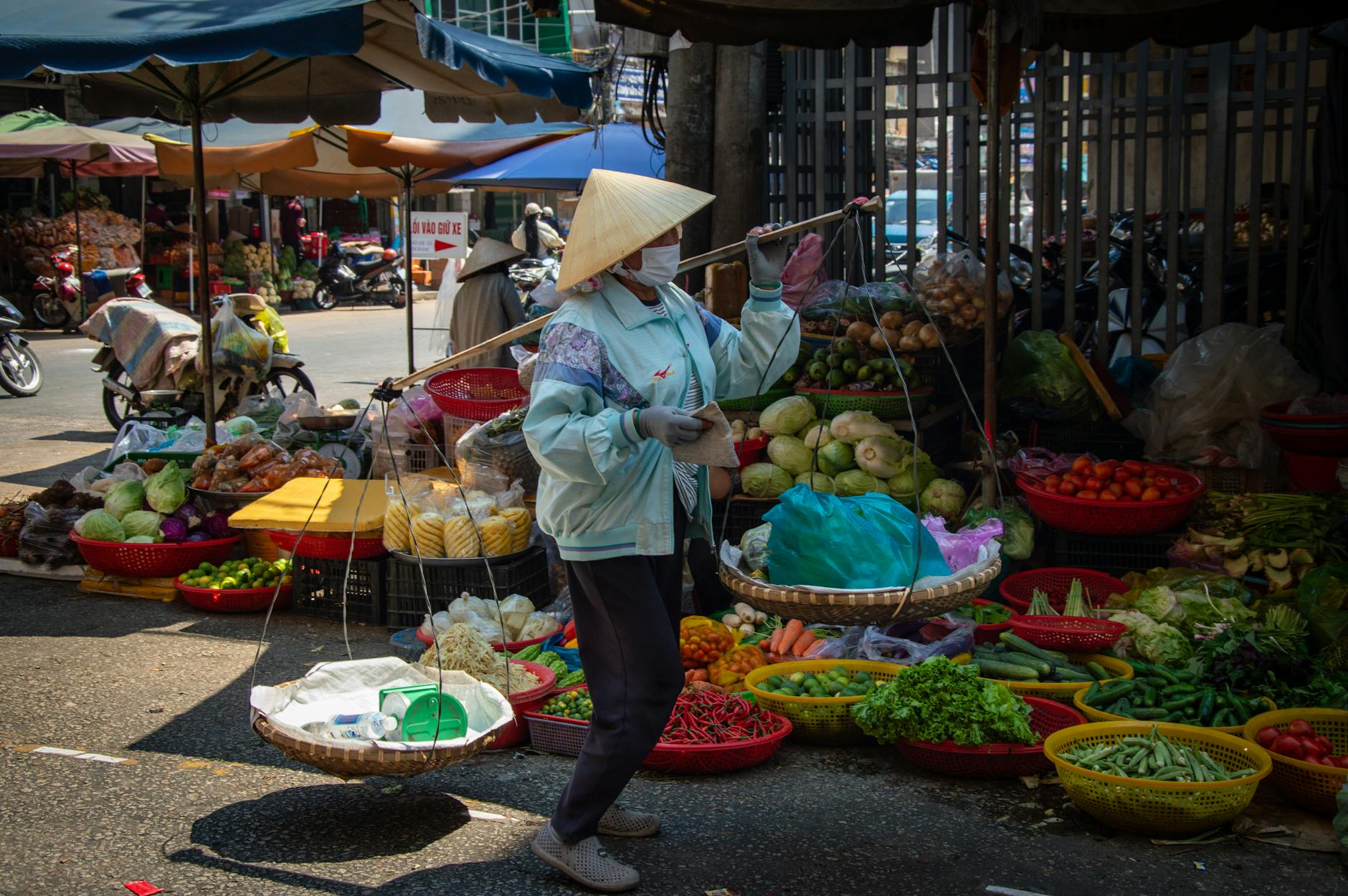 Wietnamka sprzedająca owoce i warzywa na kolorowym bazarze w Ho Chi Minh