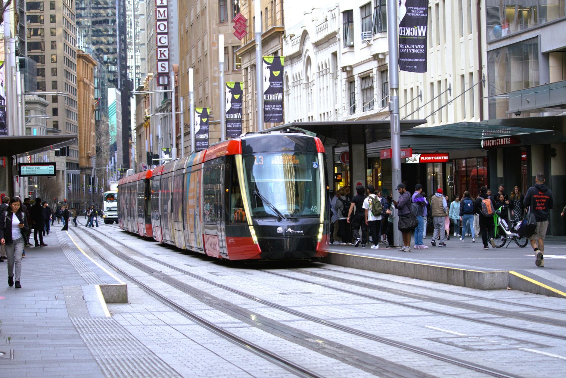 Nowoczesny tramwaj na ruchliwej ulicy w centrum Sydney