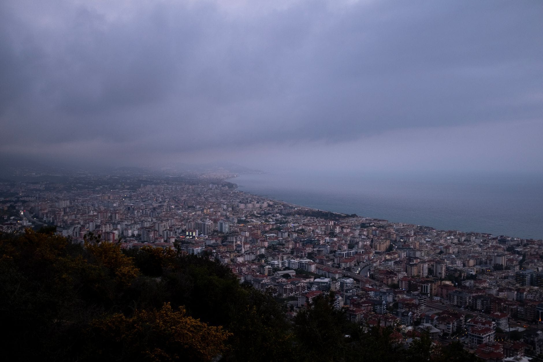 Panorama Alanyi z góry z dramatycznym, pochmurnym niebem