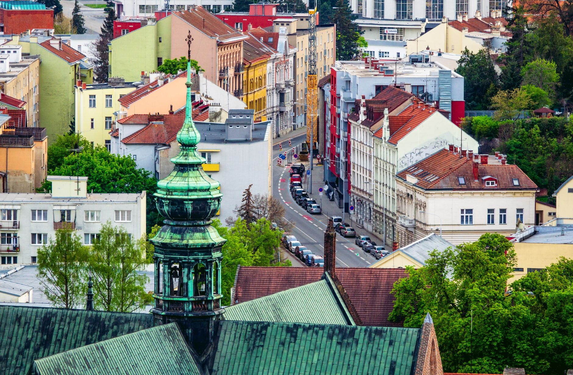 Panorama Brna z lotu ptaka z zieloną wieżą i gotyckimi kamienicami