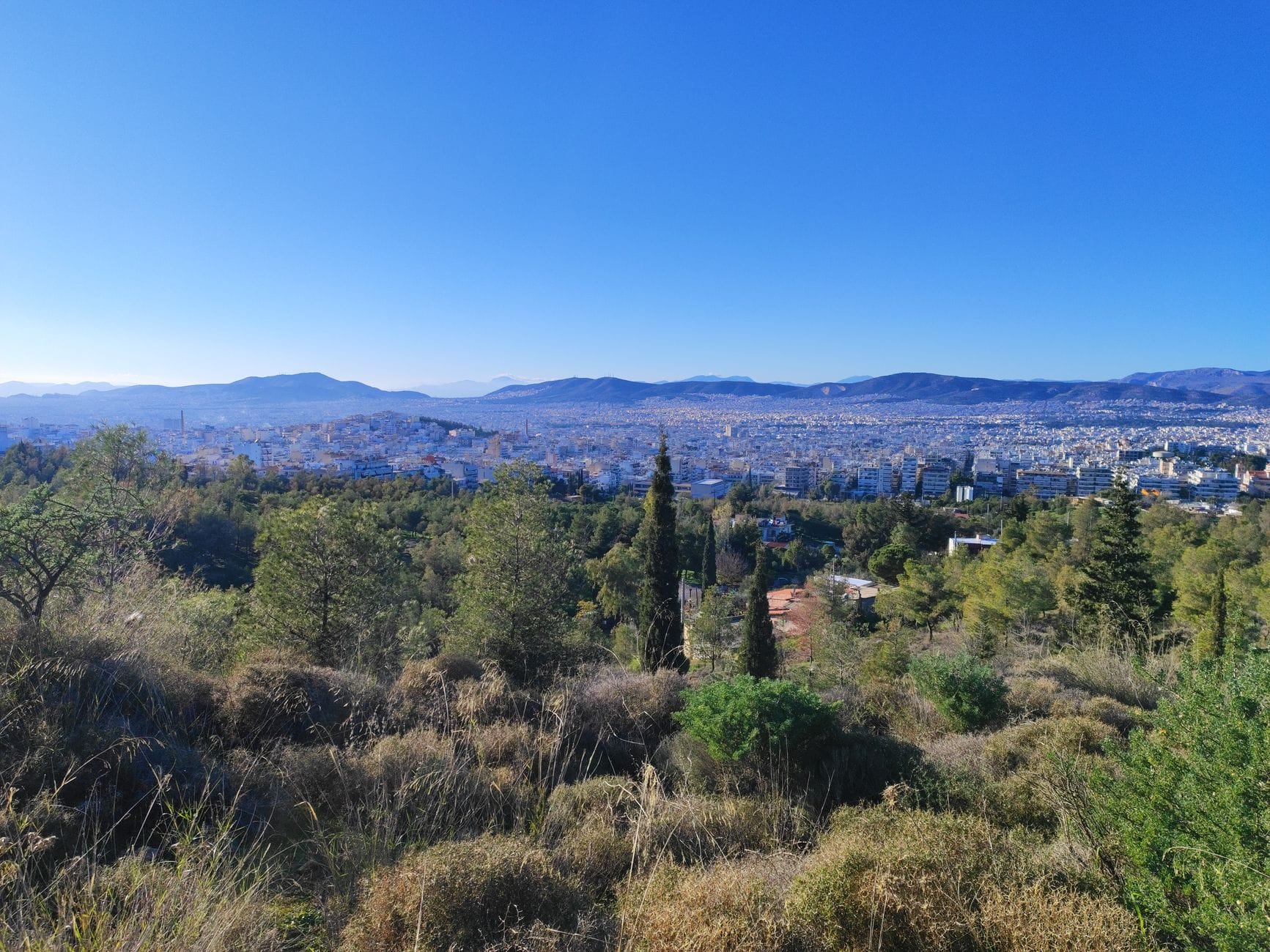 Panoramiczny widok na zabudowę dużego miasta otoczonego wzgórzami