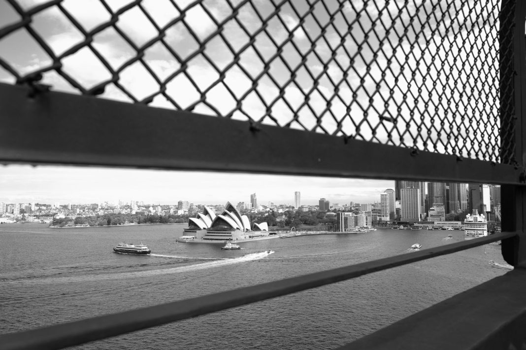 Opera w Sydney widziana przez ogrodzenie w czerni i bieli