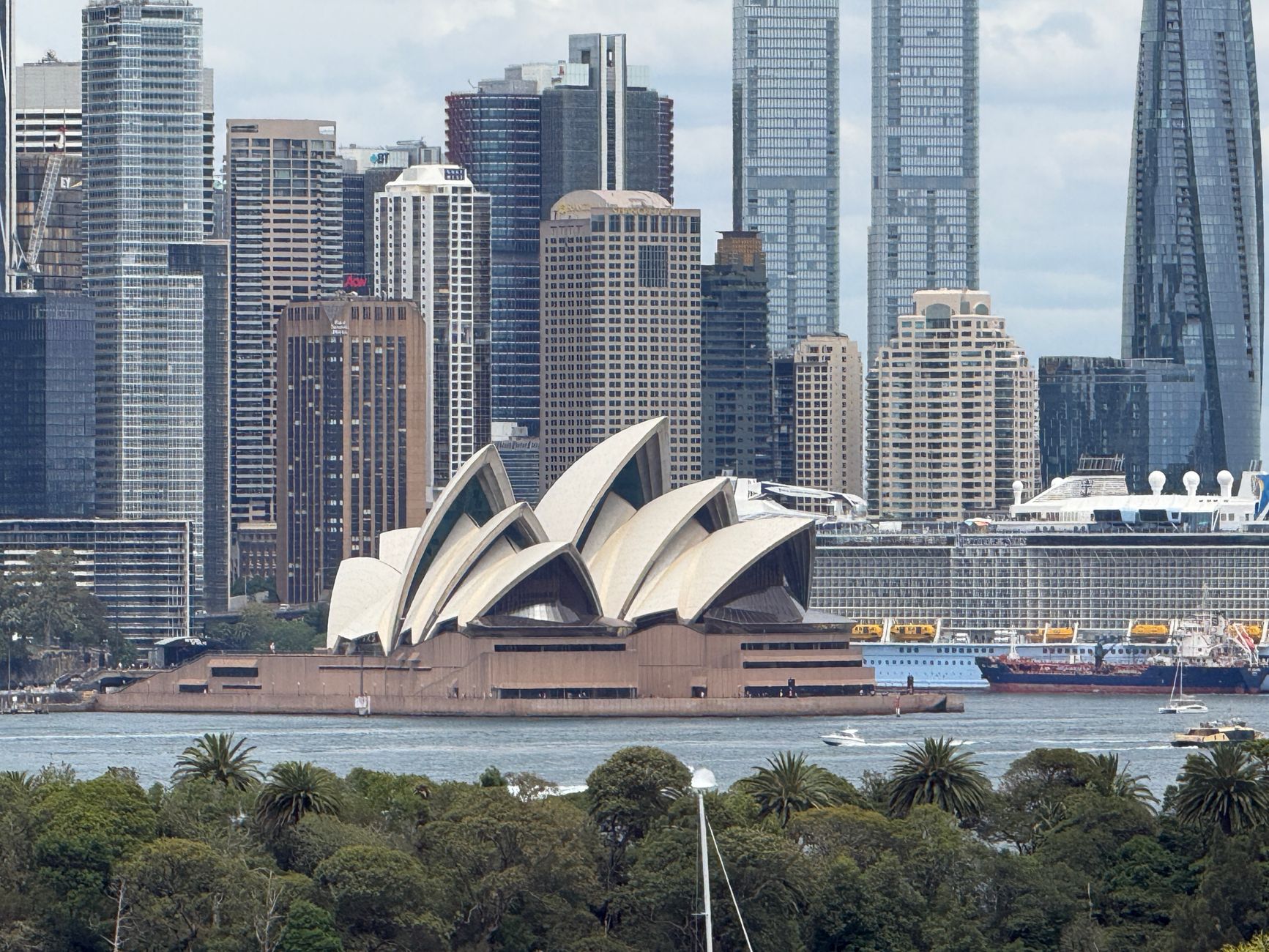 Opera w Sydney z widokiem na panoramę centrum miasta