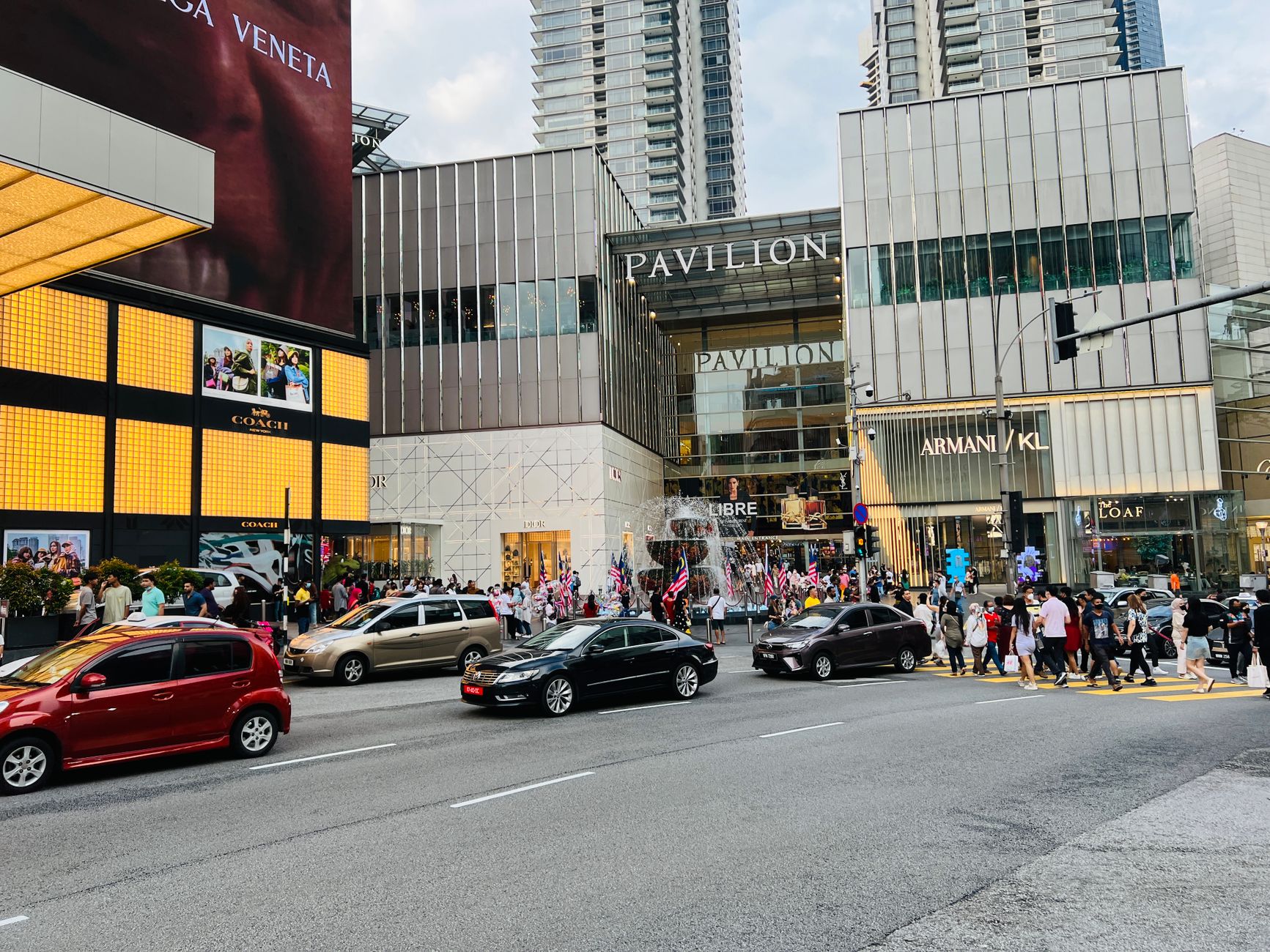 Ruchliwa ulica przy centrum handlowym Pavilion Kuala Lumpur