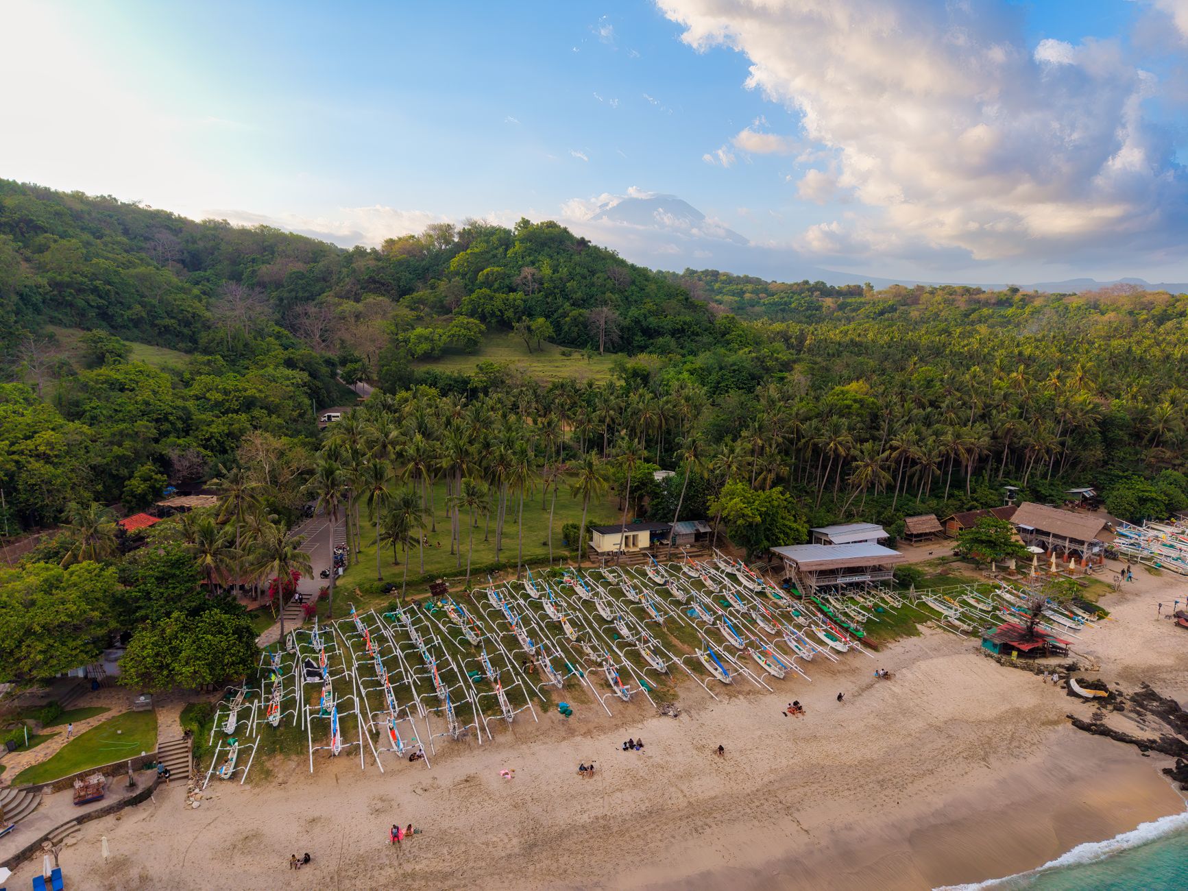 Tradycyjne łodzie rybackie na plaży na Bali widziane z lotu ptaka