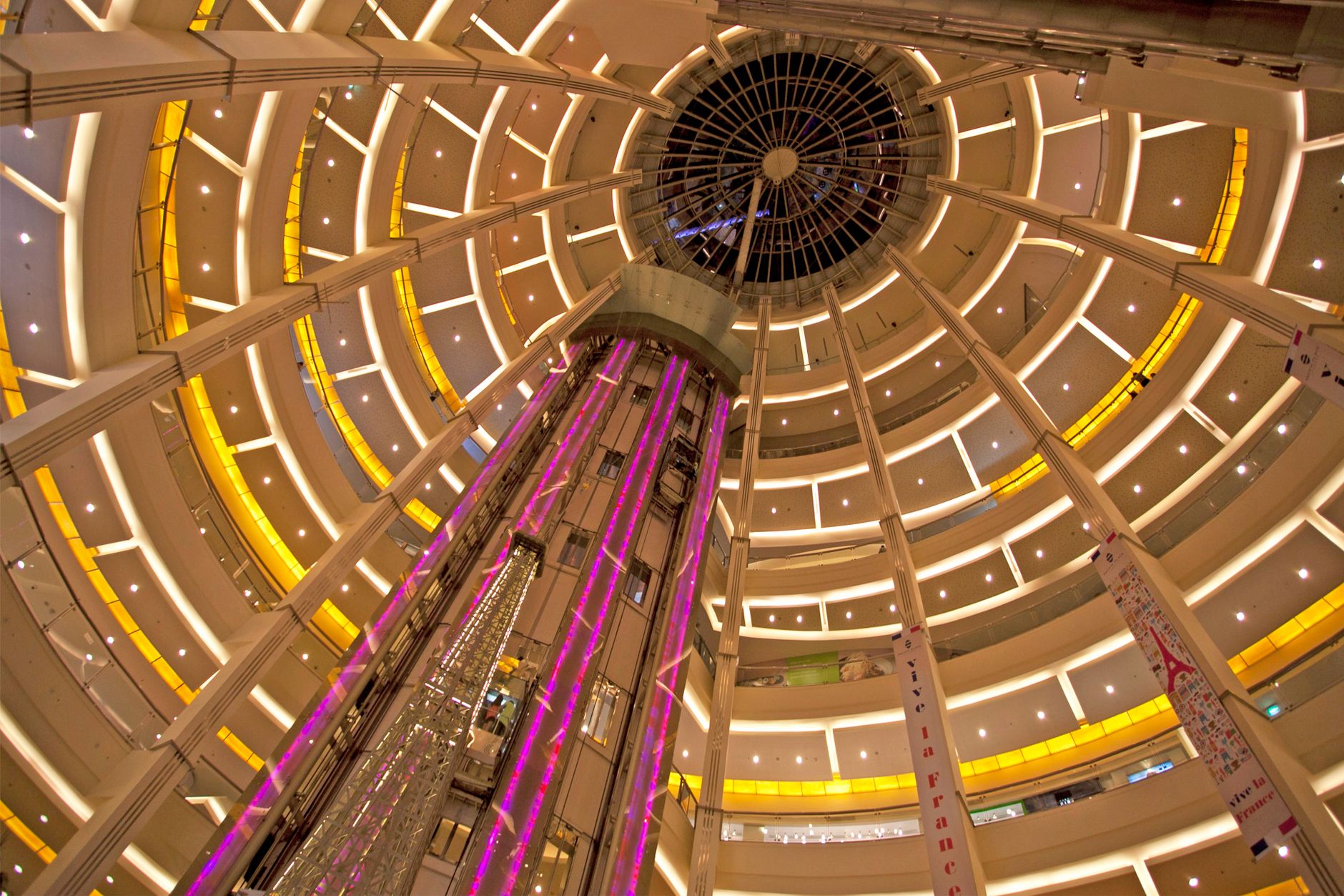 Wnętrze atrium Petronas Towers w Kuala Lumpur z oświetlonym sufitem