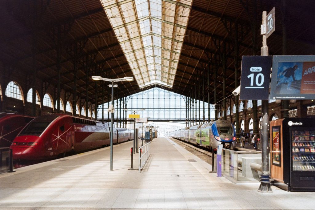 Wnętrze dworca Gare du Nord w Paryżu z pociągami dużych prędkości