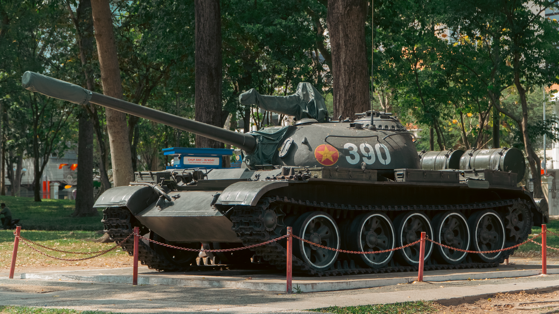 Zabytkowy czołg z numerem 390 w parku w Ho Chi Minh