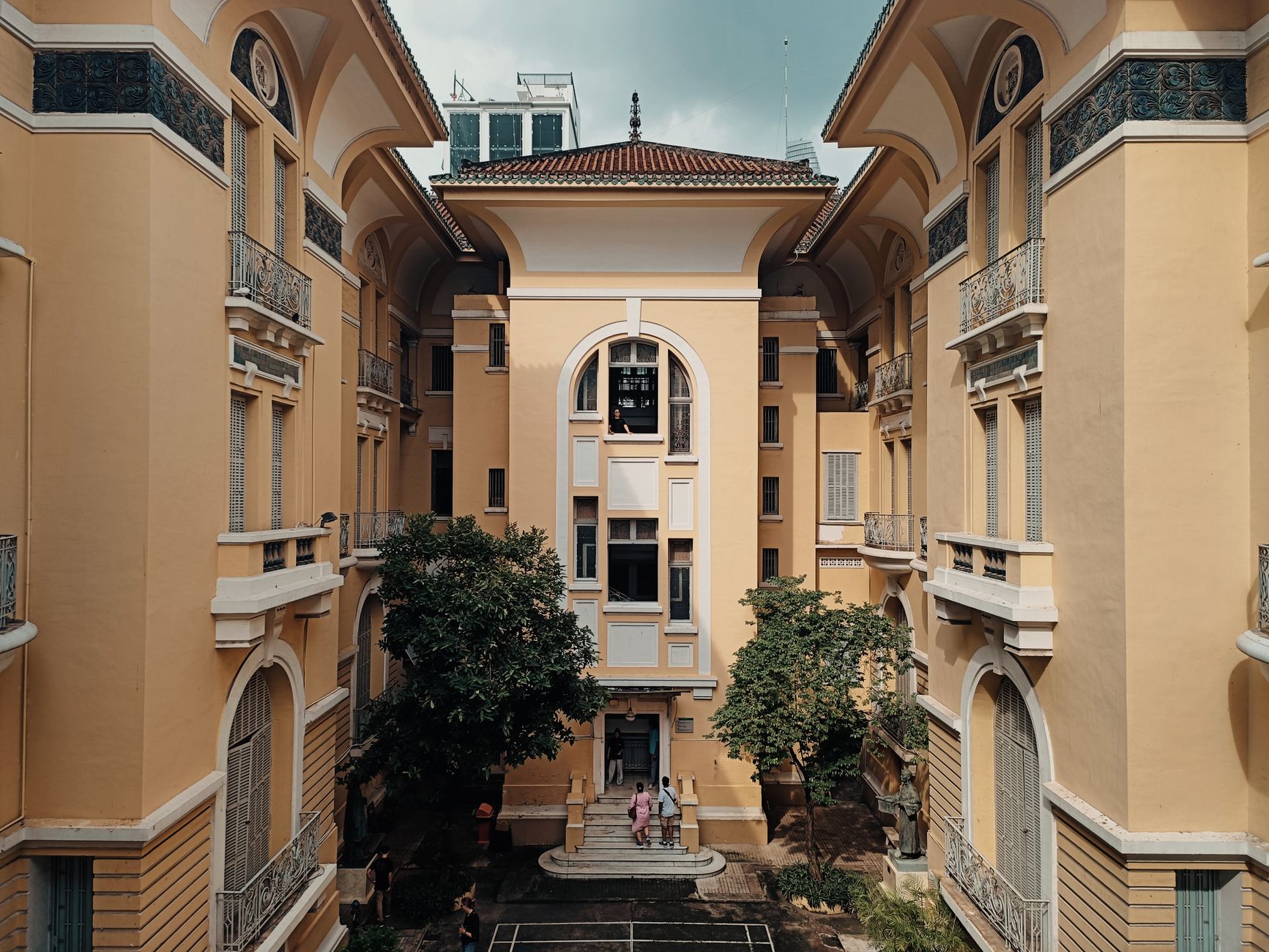 Żółta elewacja zabytkowego budynku w Ho Chi Minh z detalami architektury